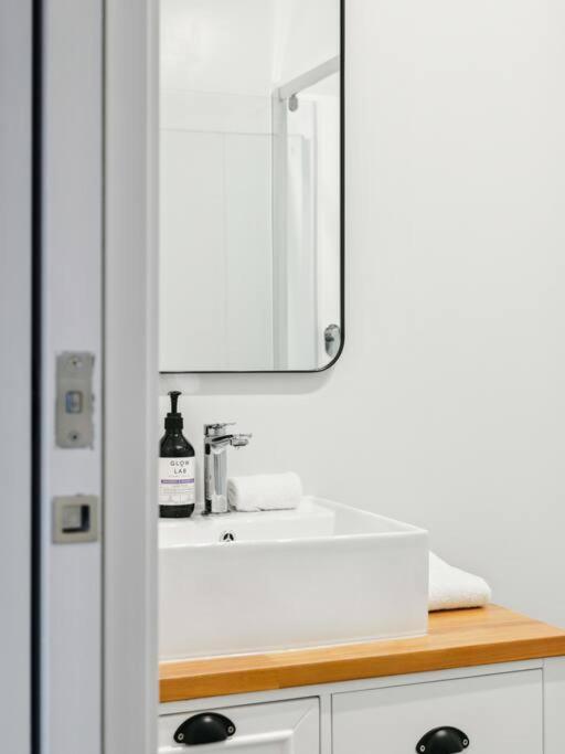 950M To Cbd - Instant Book Tidy Unit Gisborne Exterior foto